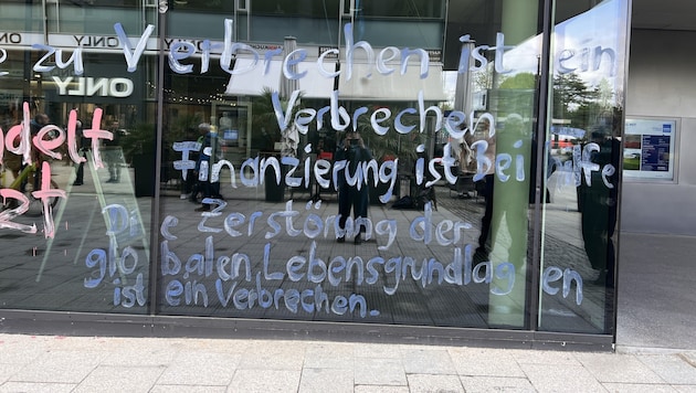 Extinction Rebellion'dan iklim aktivistleri Çarşamba günü Bregenz'deki Hypobank'taydı. (Bild: Extinction Rebellion)