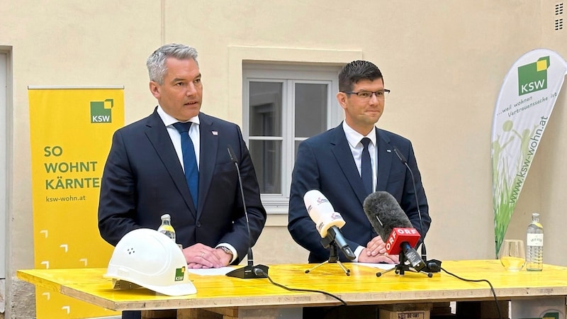 Bundeskanzler Karl Nehammer präsentierte mit Landesvize Martin Gruber das Wohnbaupaket. (Bild: Jennifer Kapellari)