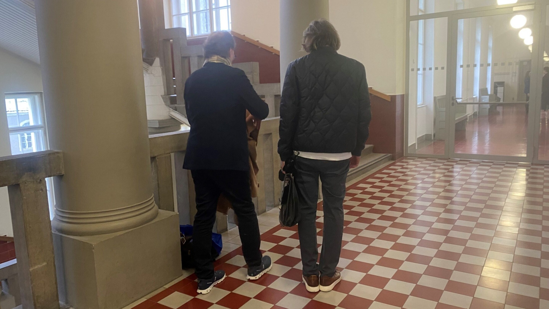 Anwalt Henrik Gunz (li.) besprach sich vor der Verhandlung nochmals mit seinem Mandanten. (Bild: Chantall Dorn)