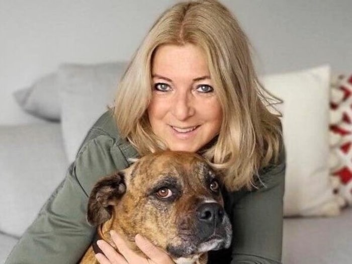 „PAULI“: Mit innigster Liebe dankt Staffordshire-Mix „Pauli“ Frauerl Eva Blümel (Tierecke) jeden ...