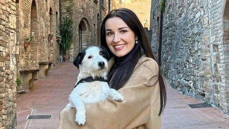 „LUISE“: Wenn Frauchen Alina Luttenberger auf Urlaub fährt, ist die elegante Jack-Russelldame natürlich auch mit „im Gepäck“ (Bild: Luttenberger)