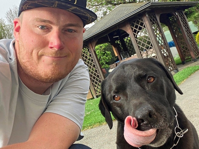 „ROCKY“: Nur mit einer Belohnung konnte Michael Gratzer seinen fotoscheuen Labrador zu einem ...