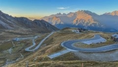 Noch liegt Schnee auf der Straße. Im Sommer kamen zuletzt rund 900.000 Besucher auf den Berg. (Bild: Wallner Hannes)