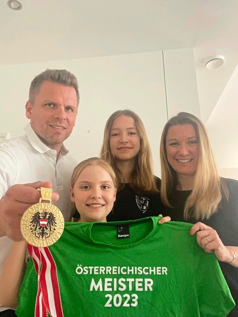 „Meister“ Conny mit Gattin Sabrina (re.) und den Töchtern Laura (hi.) und Lena. (Bild: Wilczynski)