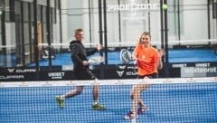 Wilczynski in der Padelzone mit Ex-Schwimm-Star Mirna Jukic.