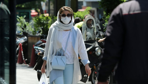 With this loose-fitting headscarf, this Iranian woman could get into trouble with the morality police. (Bild: AFP)