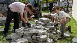 Die Schüler beim Bau des Biotops (Bild: Franz Neumayr)