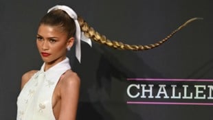 Zendayas Premieren-Looks sind längst schon legendär. Auch in London sah die Schauspielerin wieder einmal grandios aus. (Bild: APA/AFP/JUSTIN TALLIS)