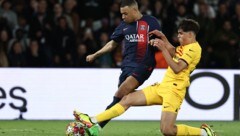 Pau Cubarsi (re.) im Duell mit Kylian Mbappe (Bild: APA/AFP/FRANCK FIFE)