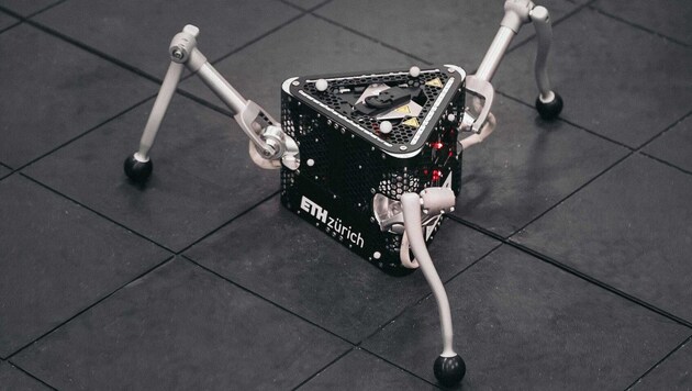 Researchers at ETH Zurich have developed a robot (pictured) that moves by hopping. (Bild: EHT Zürich/Dominik Lindegger)