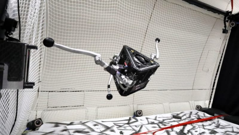 Die Funktionsweise des „SpaceHoppers“ ist bereits in der Schwerelosigkeit, auf einem sogenannten Parabelflug, getestet worden. (Bild: ETH Zürich/Nicolas Courtioux)