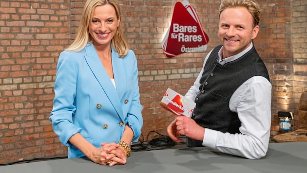 Guest dealer Elisabeth "Lisa" Nüdling with presenter Willi Gabalier on "Bares für Rares Österreich", where the "Krone" took a look behind the scenes. (Bild: Thomas Salamonski)