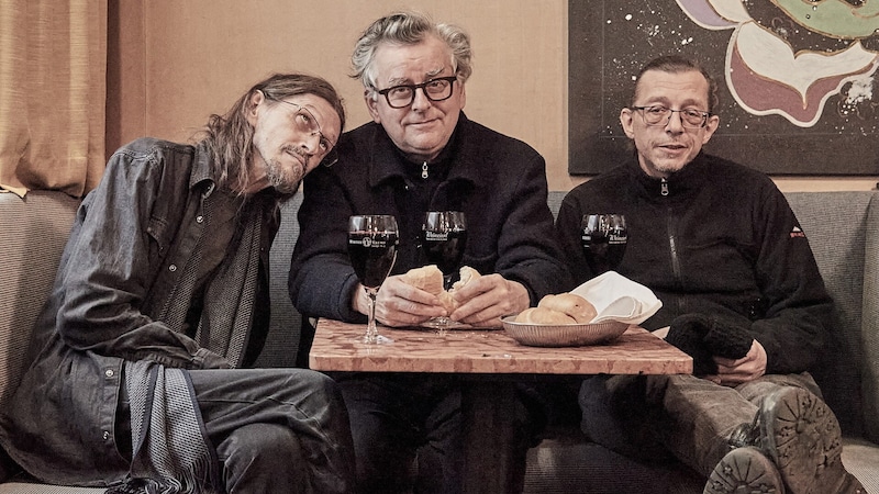 Brot brechen mit Johannes Silberschneider, Stoyka und Stirner aka Jesus und seine Hawara. (Bild: Herbert Zotti)