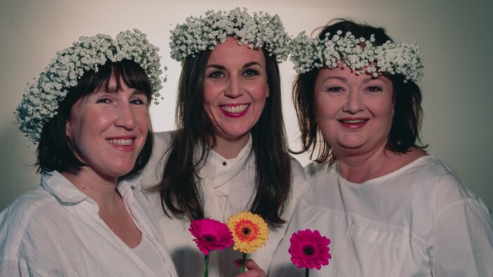 Strong-voiced and rustic: the fiddly singing trio Hollatrio.