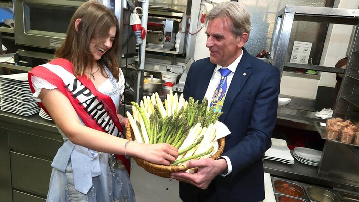 Letzte Besprechung vor dem Festakt: Spargelkönigin Sophie I. erhält Anweisungen.