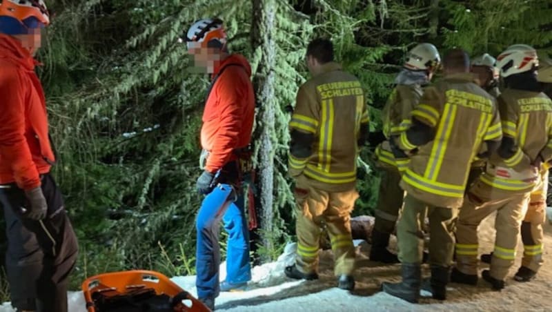 Feuerwehr und Bergrettung standen im Einsatz. (Bild: Polizei, Krone KREATIV)