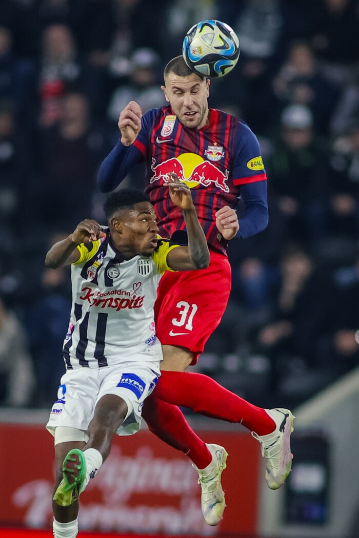 Pavlovic (re.) erwischte wie die gesamte Viererkette einen rabenschwarzen Abend in Linz. 