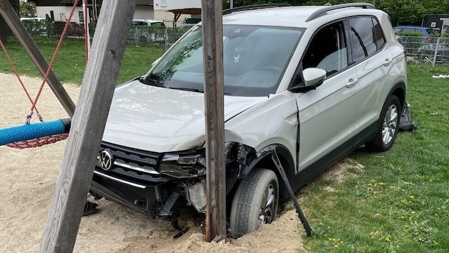 One of the cars crashed into the swing scaffolding of a playground. (Bild: LPD Wien)