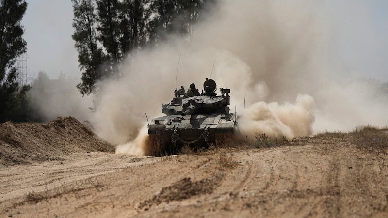 Israeli tank in action (Bild: Associated Press)