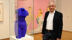 Kurator Günter Holler-Schuster zwischen Werken von Yves Klein und Alex Katz (Bild: Universalmuseum Joanneum/J.J. Kucek)