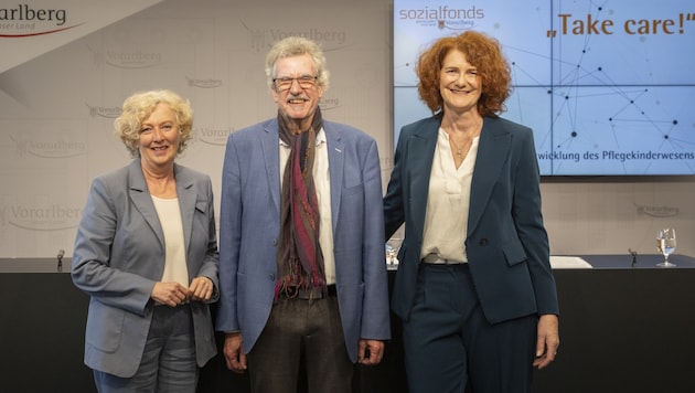 Soziallandesrätin Katharina Wiesflecker mit Professor Klaus Wolf und Alexandra Wucher (Bild: VLK)