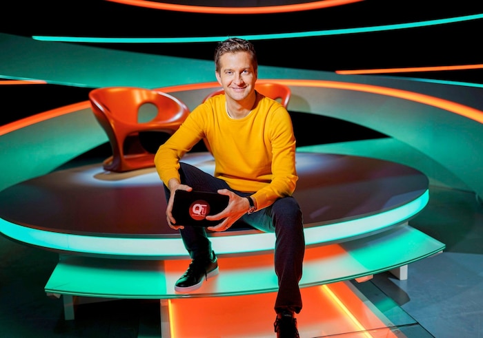 Oliver Polzer moderiert das Quiz „Q1“.