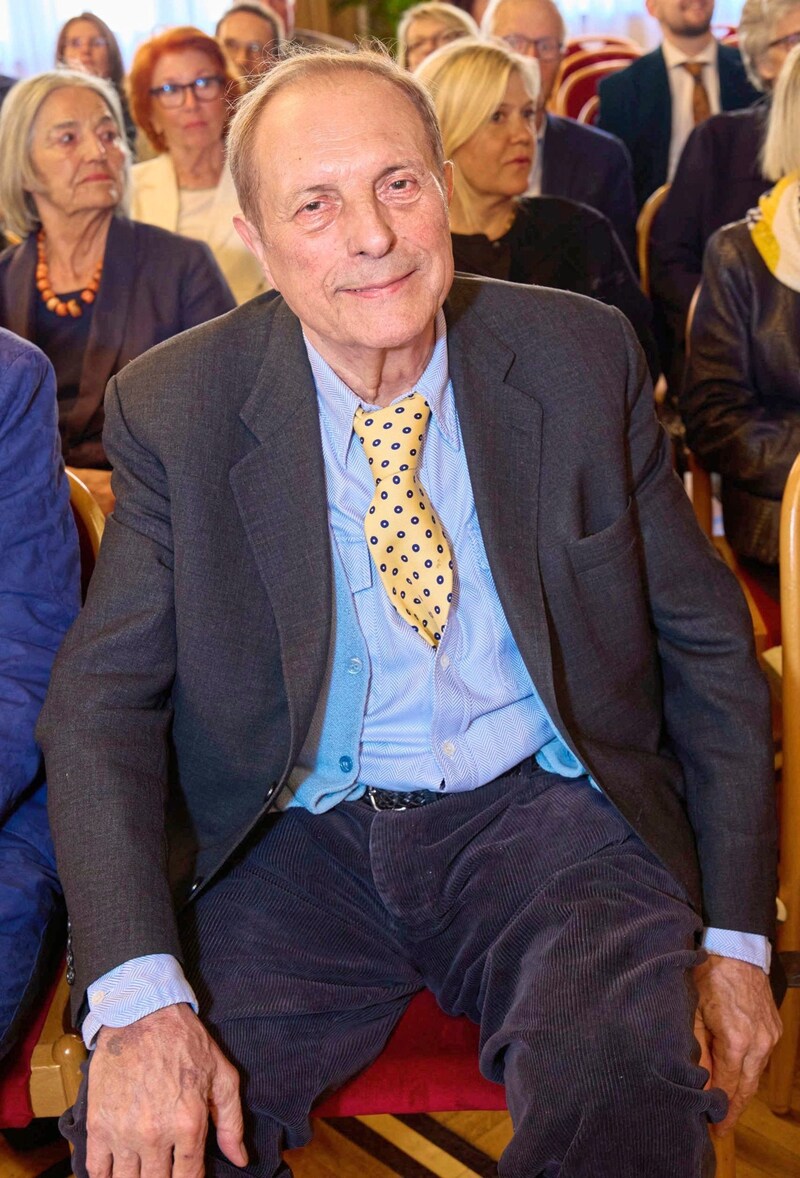 Christian Ludwig Attersee művész büszkén hallgatta felesége, Ingried Brugger szavait. (Bild: Starpix / A. Tuma)