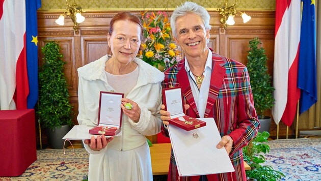 Ingried Brugger és Thomas Brezina átveszik a Bécsi Tartomány Arany Érdemérmét. (Bild: Starpix / A. Tuma)