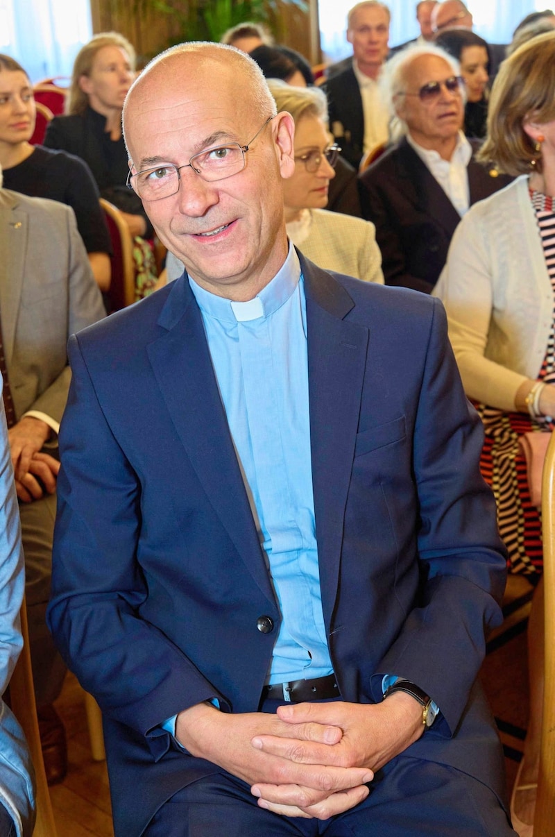 Cathedral priest Toni Faber supported Brezina's idea of telling the Bible in rhyme and was delighted to attend this special event. (Bild: Starpix / A. Tuma)