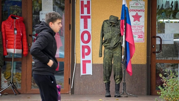 Fast die Hälfte des Landes sieht Russland noch immer als verlässlichen Partner an. (Bild: Dmitri Lovetsky / AP / picturedesk.com)