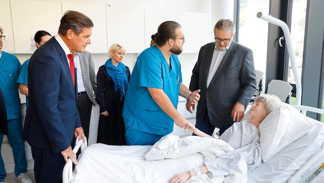 City councillors Peter Hanke (left) and Peter Hacker (right) visited the future healthcare and nursing staff at FH Campus Wien. (Bild: klemens groh)