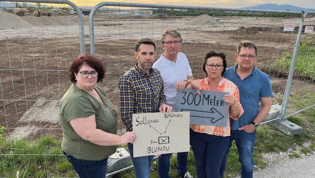 The municipal council (Mayor Klimes: 2nd from left) backs the citizens and protests. However, it seems virtually impossible that the project, which is currently under construction, can still be prevented. (Bild: zVg)