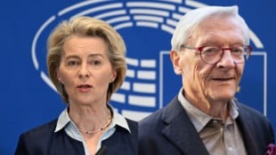 Von links: EU-Kommissionspräsidentin Ursula von der Leyen und Ex-Bundeskanzler Wolfgang Schüssel (Bild: JOHN THYS / AFP, APA/GEORG HOCHMUTH)