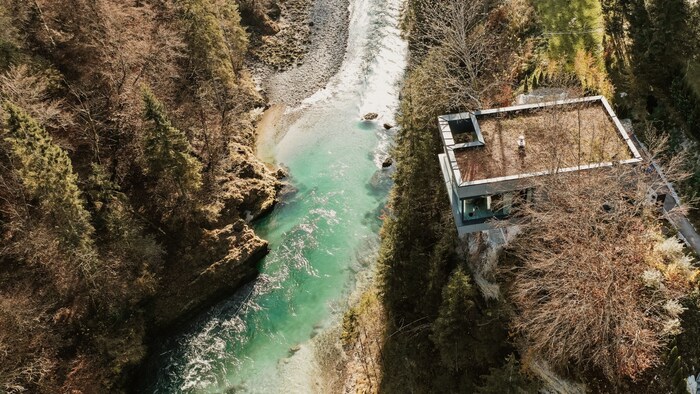 Inmitten der unberührten Natur befindet sich das Four Elements Hotel.