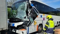 Einer der beiden Busse hätte fast einen Lkw touchiert.  (Bild: HFW Villach)