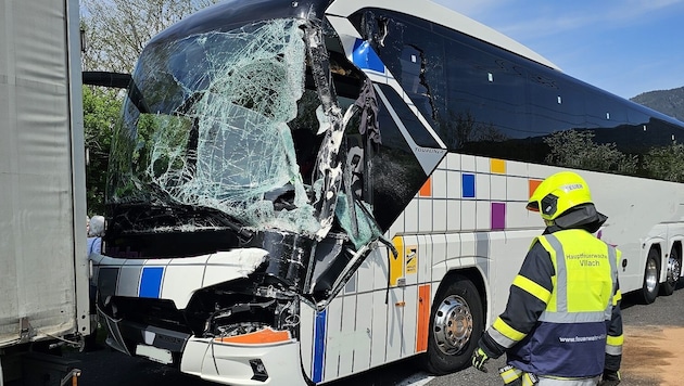 İki otobüsten biri neredeyse bir kamyona çarpıyordu. (Bild: HFW Villach)