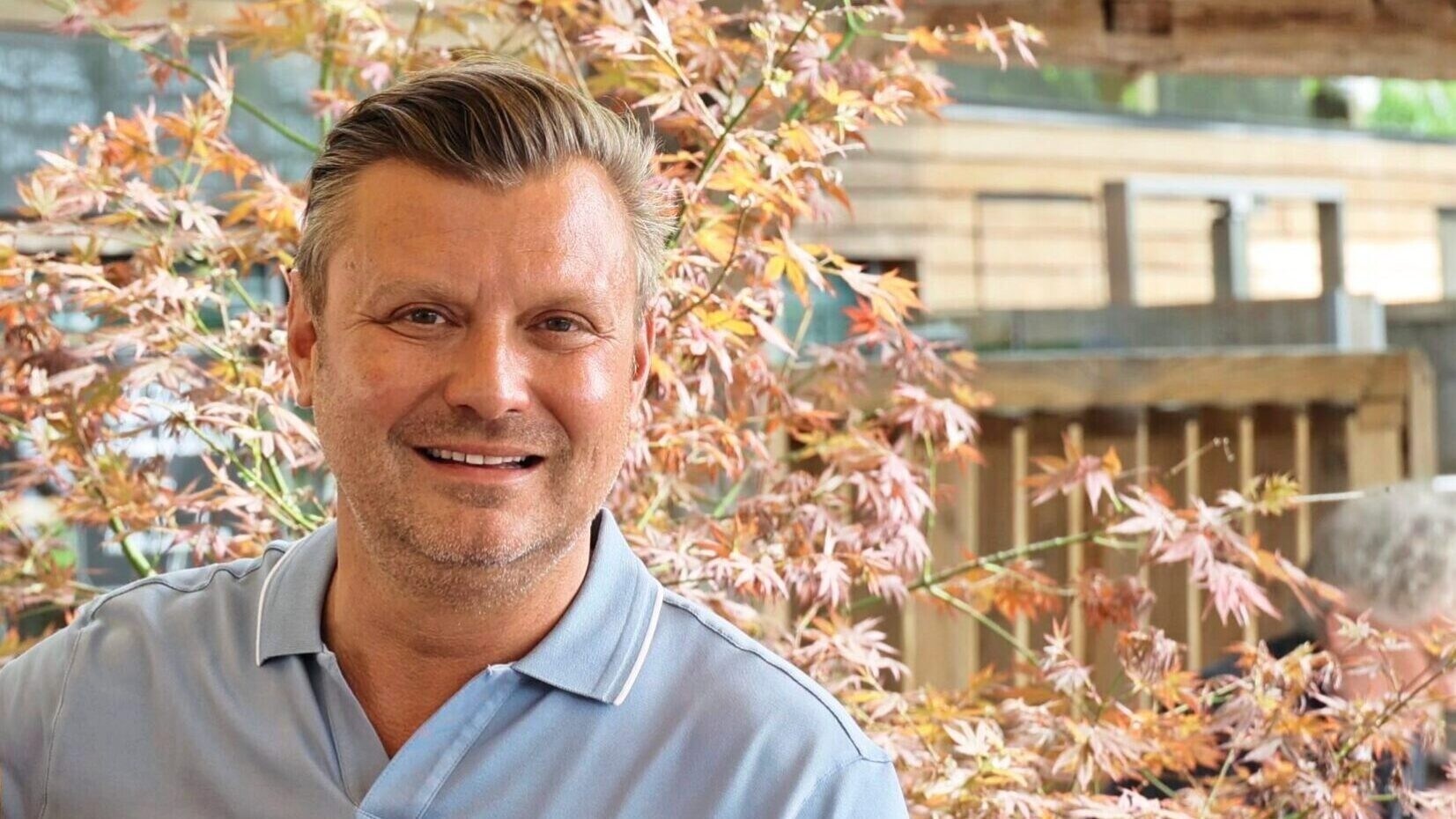 Christof Widakovich (links) lockt im Biergarten am Schloßberg mit heimischen Spezialitäten – aber auch einem fantastischen Ausblick. (Bild: Christian Jauschowetz)