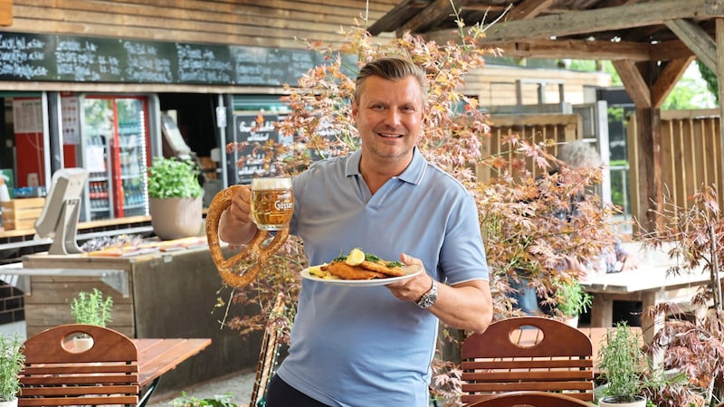 Christof Widakovich (links) lockt im Biergarten am Schloßberg mit heimischen Spezialitäten – aber auch einem fantastischen Ausblick. (Bild: Christian Jauschowetz)