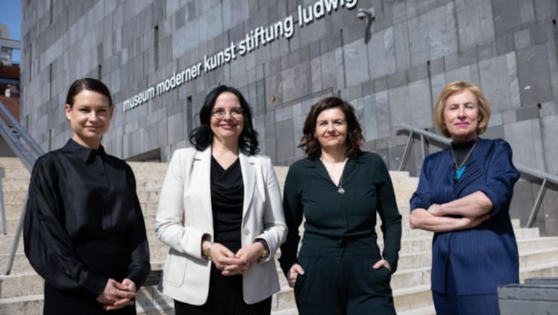 Fatima Hellberg, Kunst- und Kulturstaatssekretärin Andrea Mayer, Cornelia Lamprechter und aktuelle Generaldirektorin Karola Kraus (v.l.n.r.) (Bild: BMKÖS/HBF/Lechner)