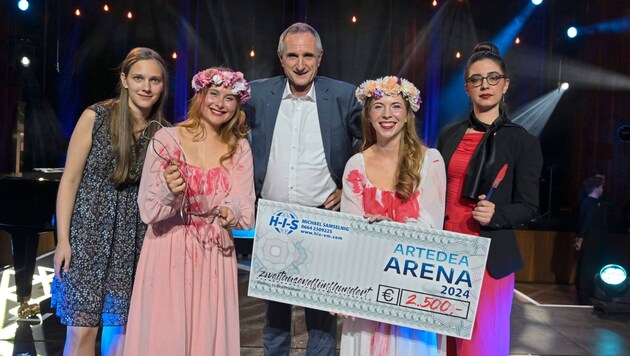 Rector Roland Streiner with the Artedea winners "trio AEDA" and the composer. The four are from Slovenia. (Bild: EVELYN HRONEK)