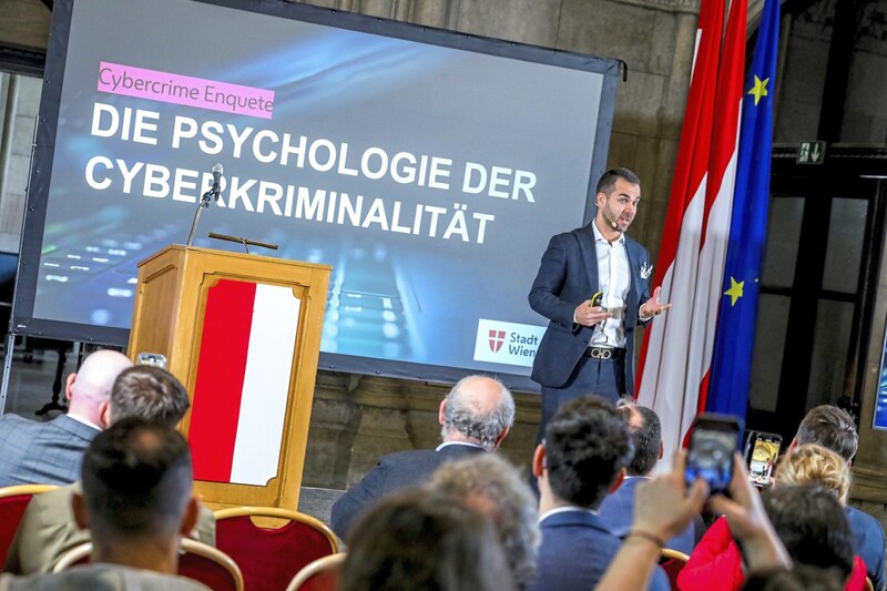 Der Kriminalanalyst Mark T. Hofmann mit seinem Vortrag zum Thema „Die Psychologie der Cyberkriminalität: Wie Hacker KI & Deepfakes nutzen und wir unsere Bürger schützen können“. (Bild: Stadt Wien/Christian Fürthner)