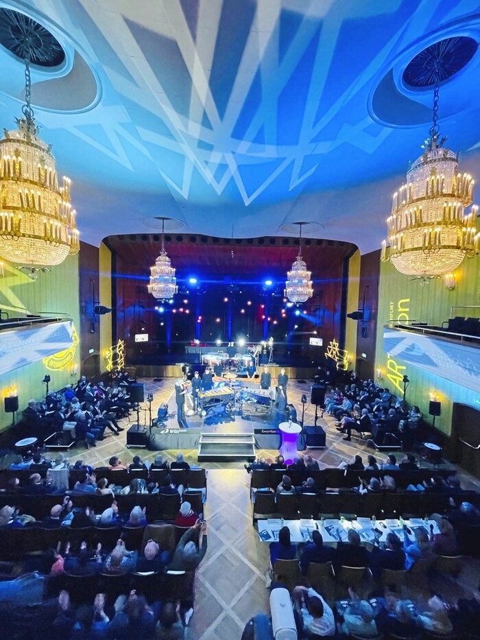 Der Große Saal im Klagenfurter Konzerthaus war voll. Für den ARTEDEA- Wettbewerb ist sogar eigens eine Arena aufgebaut worden.