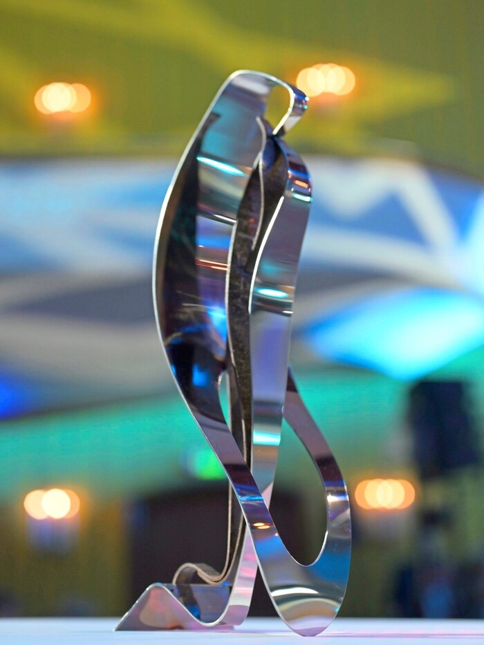 ARTEDEA: Um diese Trophäe und 2500 Euro ging es beim Wettbewerb der Musiker.