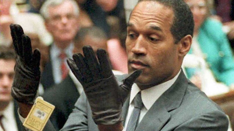 Simpson and the infamous gloves that ultimately led to his acquittal. (Bild: AFP)