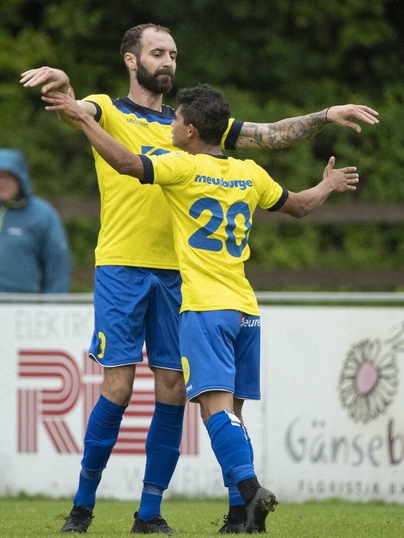 Aleksandar Umjenovic (l. in Wolfurt kit with Idiano Lima) is a legend in Vorarlberg's lower division. (Bild: Maurice Shourot)