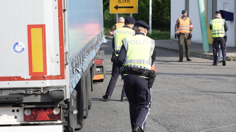 Auch am Donnerstag wurde auf der Grenze kontrolliert. (Bild: Pail Sepp)