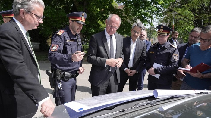 Discussion of the situation during a site inspection by Minister Gerhard Karner and Governor ...