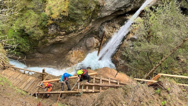 Dangerous work has to be carried out in the Ragga Gorge. (Bild: Elisa Aschbacher)