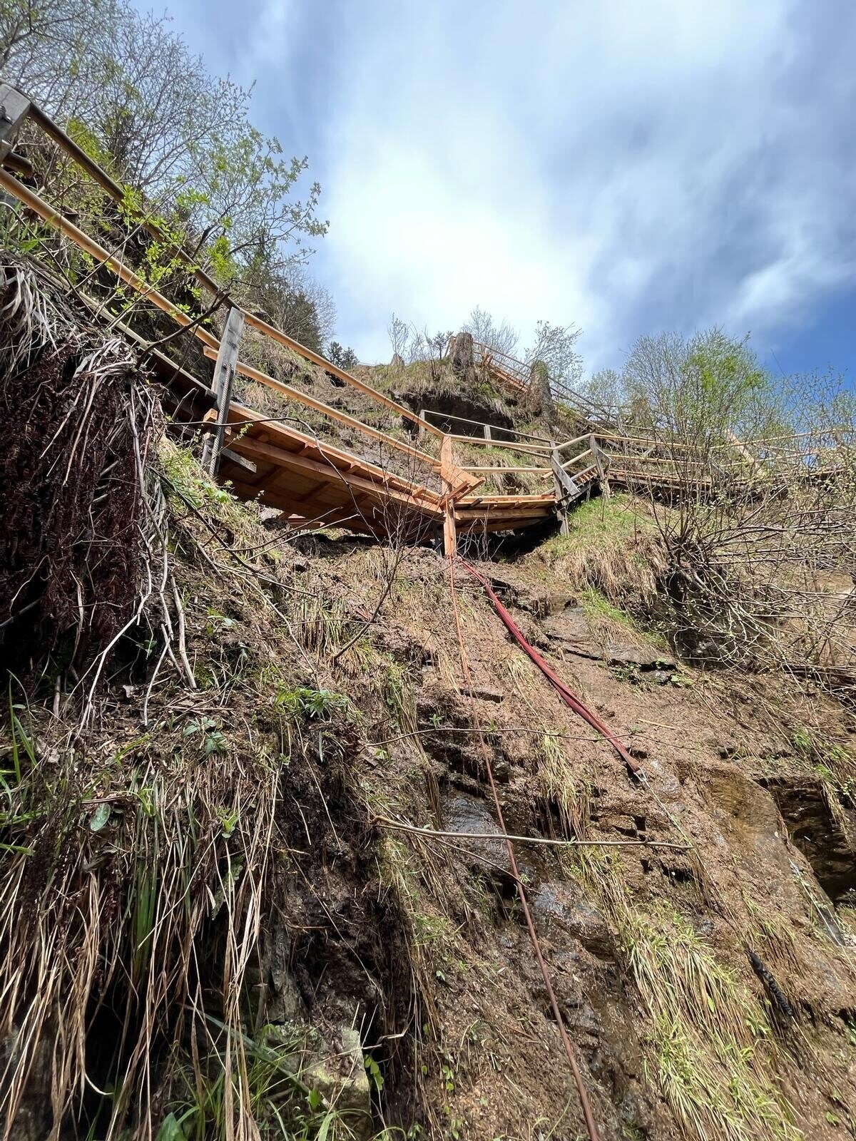 Eine Mure riss sämtliche Steganlagen in die Tiefe. (Bild: Elisa Aschbacher)