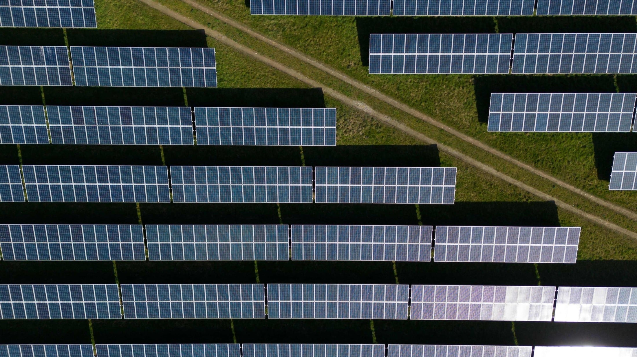 Solarpaneele in Reih und Glied sind nicht der schönste Anblick, erinnern an Industrieanlagen (Bild: DANIEL LEAL)